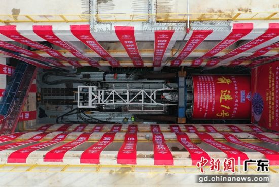 盾构机“前进1号”顺利下井。刘敬乐 摄